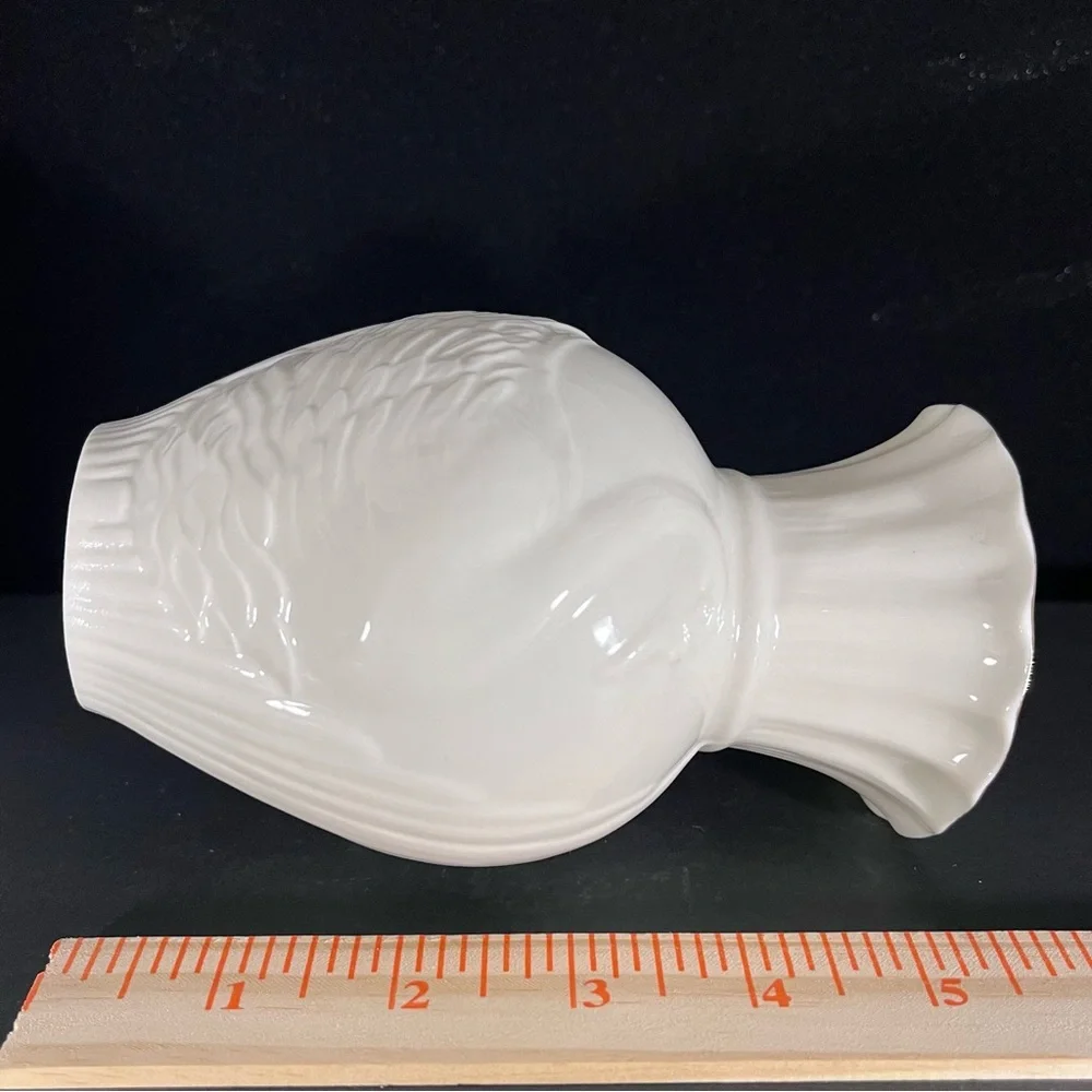 Vintage Belleek Ireland Collectors Society Kingfisher Swan Vase‎